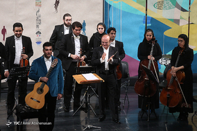 ارکستر مجلسی ایران به رهبری منوچهرصهبایی در پنجمین شب سی و چهارمین جشنواره موسیقی فجر
