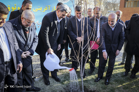 غرس نهال توسط پبروز حناچی، شهردار تهران و محمد سعیدی‌کیا، رئیس بنیاد مستضفان در باغ وثوق الدوله واقع در منطقه ۱۴ تهران