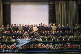 عکس دسته جمعی پایان دوره در انتهای آیین دانش‌آموختگی دانشجویان دانشگاه هوایی شهید ستاری