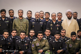عکس دسته جمعی پایان دوره در انتهای آیین دانش‌آموختگی دانشجویان دانشگاه هوایی شهید ستاری