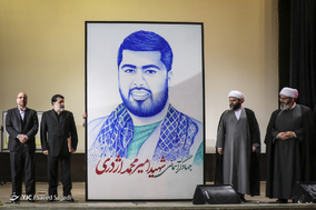 رونمایی از تابلوی متشکل از هزاران اثر انگشت که چهره جهادگر شهید امیرمحمد اژدری را تشکیل داده است در سومین گردهمایی فعالان حرکت‌های جهادی