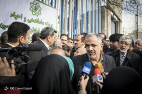 از سمت راست احمد مسجدجامعی،عضو شورای شهر تهران، غلامعلی حدادعادل،عضو مجمع تشخیص مصلحت نظام، پیروز حناچی،شهردار تهران در حاشیه آیین کاشت ۴٠ اصله درخت چنار در حاشیه خیابان ولیعصر (عج)