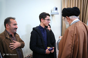 دیدار رهبر انقلاب با آرین غلامی نوجوان شطرنج‌باز