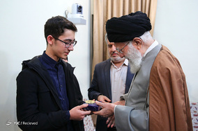 دیدار رهبر انقلاب با آرین غلامی نوجوان شطرنج‌باز