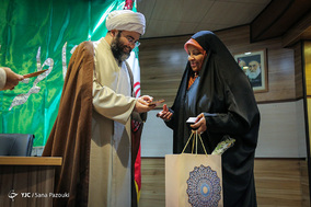 تقدیر از مرضیه هاشمی در پاسداشت مقام زن توسط حجت الاسلام محمد قمی رئیس سازمان تبلیغات اسلامی