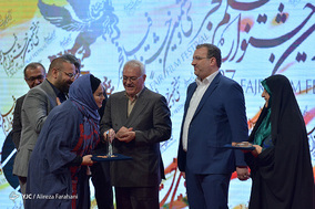 تندیس تجلی اراده ملی برای توجه به زندگی گاندوها و توجه درست به فقر به نرگس آبیار و محمدحسین قاسمی برای فیلم سینمایی «شبی که ماه کامل شد» اهدا شد.
