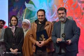 محمدحسین مهدویان و سیدمحمود رضوی کارگردان  و  تهیه کننده فیلم سینمایی «ماجرای نیمروز؛ رد خون» برگزیده هیئت داوران مجمع جهانی اهل بیت تجلی اراده ملی جشنواره فیلم فجر