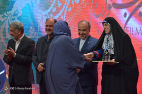 نرگس آبیار  و محمدحسین قاسمی کارگردان و تهیه کننده فیلم سینمایی «شبی که ماه کامل شد» برگزیده هیئت داوران معاونت قرآن و عترت وزارت فرهنگ و ارشاد اسلامی تجلی اراده ملی جشنواره فیلم فجر