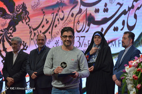 نیما جاویدی کارگردان فیلم سینمایی «سرخپوست»برگزیده هیئت داوران انجمن فرهنگی آموزشی ویرایش و درست نویسیتجلی اراده ملی جشنواره فیلم فجر