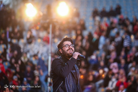 کنسرت حامد همایون در مراسم افتتاح بزرگترین امفی تياتر رو باز کشور- اصفهان‎