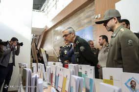 سرلشکر باقری در حال بازدید از نمایشگاه کتاب قبل از نشست شورای سیاستگذاری راهیان نور
