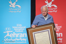 تقدیر از اکبر عالمی، پژوهشگر صاحب نام سینمای ایران در مراسم اختتامیه یازدهمین جشنواره بین‌المللی پویانمایی تهران