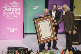 تقدیر از اکبر عالمی، پژوهشگر صاحب نام سینمای ایران در مراسم اختتامیه یازدهمین جشنواره بین‌المللی پویانمایی تهران