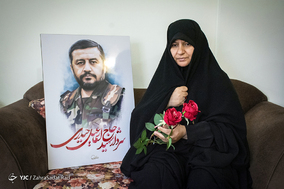 زهرا غلامی همسر سردار شهید مدافع حرم اسماعیل حیدری؛
در سن ۴۲ سالگی و در ۲۸ مرداد ۱۳۹۲ در حلب سوریه به شهادت رسید.
آخرین خاطره: شهید حیدری بعد ۳ ماه از سوریه امده بودند و بعد ۱۸ روز که میخواستن برگردن سوریه خانموشون دل چمدون بستن نداشتن چون همیشه ایشون چمدون میبستن براشون، از همسرشون خواستن که بیشتر بمونن بعد ماه رمضون بروند، ولی شهید حیدری اسرار داشتن که بروند و این اخرین دیدارشون بود.