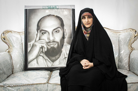 زهرا امامی همسر شهید مدافع حرم محمد مرادی؛
در سن ۳۲ سالگی در سال ۱۳۹۲ در سوریه به شهادت رسید.
آخرین خاطره: همسر شهید مرادی طی گفته هاشون اخرین باری که همسرشون داشتن میرفتن سوریه خیلی دو به شک بودن، ولی بعدش مطمئن شدن که دارن میرن سوریه و بعدش که گفتن دارن میرن ماموریت همسرشون خیلی ناراحت بودند و وقتی میرفت کلا همه چی بهم میریخت، وقتی که ایشون میرفتن ماموریت خانم امامی منزل نبودن میرفتن خانه مادرشون به طور یک ماه، و روزی که همسرون میخواستن ماموریت برن صبح که از خواب بیدار میشن و، چون ایشون میخواستن ساعت ۷ برن و آقا محمد قرار بود ۹:۳۰ برن از خونه بیرون وقتی که خواب بیدار شدن خانم امامی و اگه همسرشون بیدار میکردن شاید دیگه نتونه استراحت کنه و دوست داشتن بیدار بشه و با ایشون خداحافظی کنه برای همین خیلی پر و سر صدا حاضر میشدن و اقا محمد یهو صداش از اتاق خواب امد که نمیخواد سر صدا کنی من بیدارم بی خداحافظی نری و بعد به خانم امامی گفت: تو رو خدا ناراحت نباش ۲۰ روز میرم برمیگردم.