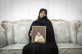 نرگس مومنی همسر شهید دفاع مقدس داوود امامی؛
در سن ۲۴ سالگی در سال ۱۳۶۵ در عراق به شهادت رسید.
آخرین خاطره: وقتی داشتن میرفتن جبهه بنا بر خوابی که یکی از دختر خاله هاشون دیده بود یکم تردید داشتم و بهشون گفتم اگه میشه نرین آخه شما دو تا بچه دارین و ایشون گفت خیلی ها 4،5 بچه دارن من نرم اون دنیا جواب خانم حضرت زهرا و یا خانواده های شهدا رو میدی،من باور کنم که میگی نرو بهم،قبلش خیلی خندید،و گفت ایشون اگه خواب دیده حتما شهید میشم دید من خیلی ناراحتم و وقتی این حرف گفت من خیلی خجالت کشیدم از حرف خودم و ایشون رو راهی کردیم رفت.