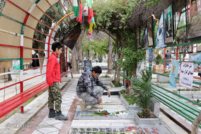 زیارت اهل قبور و مزار شهدا در آخرین پنجشنبه سال/ شیراز