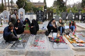 زیارت اهل قبور و مزار شهدا در آخرین پنجشنبه سال/ شیراز