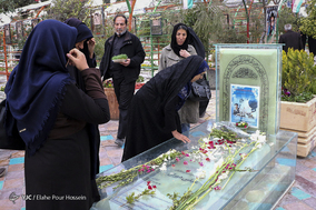 زیارت اهل قبور و مزار شهدا در آخرین پنجشنبه سال/ شیراز