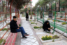 زیارت اهل قبور و مزار شهدا در آخرین پنجشنبه سال/ شیراز