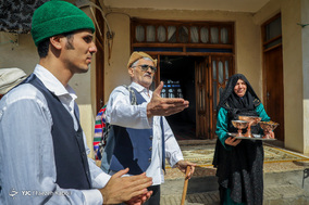 نوروزخوان وارد منزل افراد روستا می‌شود و مژده رسیدن بهار را به صاحب خانه می‌دهد. در قبال آن صاحب‌خانه طبق رسم گذشته به نوروزخوان مژدگانی مژده بهار، شیرینی، برنج، گُل، تخم‌مرغ و یا پول می‌دهد و نوروزخوان با دعا کردن در حق صاحب‌خانه شیرینی را می‌گیرد و ‌راهی می‌شود.