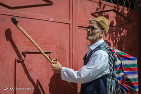 عزیز آقای فرخی نوروزخوان‌ قدیمی روستای بالاجاده شهرستان کردکوی استان گلستان، مدت ۳۰ سال است که با نوروزخوانی مردم روستا را از نزدیک شدن بهار با خبر می‌کند