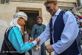 خانم صاحب‌‌خانه بخاطر مژده آمدن بهار به عزیز آقا مژدگانی تخم‌مرغ می‌دهد و نوروزخوان در حقش دعا می‌کند.