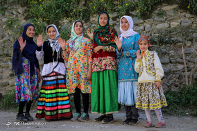 در مراسم نوروزخوانی، دختران روستا با لباس‌های سنتی و روستایی، عمو‌ی نوروزخوان را همراهی می‌کنند