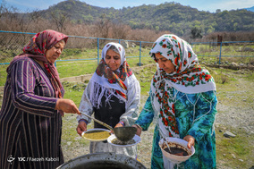 پختن آش گزنه از آداب و رسوم آخرین چهارشنبه آخر سال است چرا که زنان معتقدند طی یک دوره، سرما باعث بالارفتن غلظت خون در انسان شده و ایجاد زردی در پوست می‌کند و خوردن آش گزنه با ترشی انار، خون را رقیق می‌کند