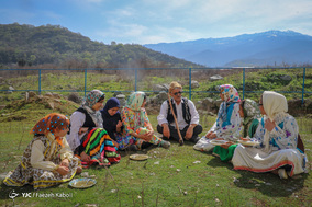 زنان معتقدند طی یک دوره، سرما باعث بالارفتن غلظت خون در انسان شده و ایجاد زردی در پوست می‌کند و خوردن آش گزنه با ترشی انار، خون را رقیق می‌کند