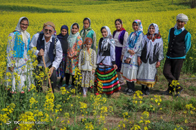 عمو‌ نوروزخوان به همراه روستایی‌ها به دامن طبیعت می‌روند و با خواندن اشعار از لطف خدا برای وجود این زیبایی طبیعت تشکر می‌کنند