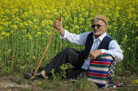 عزیز آقای فرخی نوروزخوان‌ قدیمی روستای بالاجاده شهرستان کردکوی استان گلستان، مدت ۳۰ سال است که با نوروزخوانی مردم روستا را از نزدیک شدن بهار با خبر می‌کند
