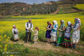 اشعاری عمو نوروزخوان: بیَمو بادِ بِهارون، بیَمو نوروزِ سِلطون، مژده‌ها دین دوستون، عمو نوروزخون بیَمو؛
یعنی: باد بهاری آمده، عید بزرگان آمده، دوستان مژده بدهید، عمو نوروزخوان آمده؛