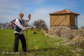 عزیز آقای فرخی نوروزخوان‌ قدیمی روستای بالاجاده شهرستان کردکوی استان گلستان، مدت ۳۰ سال است که با نوروزخوانی مردم روستا را از نزدیک شدن بهار با خبر می‌کند