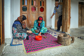 حلوای گردو که در زبان محلی به آن «جُز حِلوا» گفته می‌شود، شیرینی سنتی است که در روز قبل از عید نوروز اهالی روستا‌های غرب استان گلستان می‌پزند و به عنوان مژده آمدن عید در میان همسایگان و اقوام خویش پخش می‌کنند.