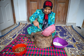 حلوای گردو که در زبان محلی به آن «جُز حِلوا» گفته می‌شود، شیرینی سنتی است که در روز قبل از عید نوروز اهالی روستا‌های غرب استان گلستان می‌پزند و به عنوان مژده آمدن عید در میان همسایگان و اقوام خویش پخش می‌کنند.