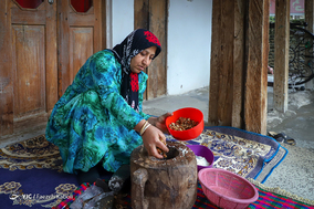 حلوای گردو که در زبان محلی به آن «جُز حِلوا» گفته می‌شود، شیرینی سنتی است که در روز قبل از عید نوروز اهالی روستا‌های غرب استان گلستان می‌پزند و به عنوان مژده آمدن عید در میان همسایگان و اقوام خویش پخش می‌کنند.