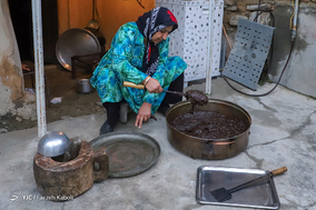 حلوای گردو که در زبان محلی به آن «جُز حِلوا» گفته می‌شود، شیرینی سنتی است که در روز قبل از عید نوروز اهالی روستا‌های غرب استان گلستان می‌پزند و به عنوان مژده آمدن عید در میان همسایگان و اقوام خویش پخش می‌کنند.