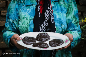 حلوای گردو که در زبان محلی به آن «جُز حِلوا» گفته می‌شود، شیرینی سنتی است که در روز قبل از عید نوروز اهالی روستا‌های غرب استان گلستان می‌پزند و به عنوان مژده آمدن عید در میان همسایگان و اقوام خویش پخش می‌کنند.