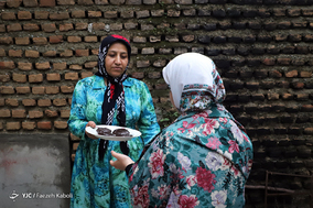 حلوای گردو که در زبان محلی به آن «جُز حِلوا» گفته می‌شود، شیرینی سنتی است که در روز قبل از عید نوروز اهالی روستا‌های غرب استان گلستان می‌پزند و به عنوان مژده آمدن عید در میان همسایگان و اقوام خویش پخش می‌کنند.