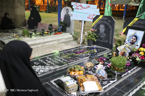 لحظه تحویل سال ۱۳۹۸ در جوار قطعه شهدای مدافع حرم اهواز