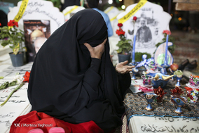لحظه تحویل سال ۱۳۹۸ در جوار قطعه شهدای مدافع حرم اهواز