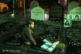 لحظه تحویل سال ۱۳۹۸ در جوار قطعه شهدای مدافع حرم اهواز