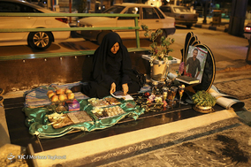 لحظه تحویل سال ۱۳۹۸ در جوار قطعه شهدای مدافع حرم اهواز