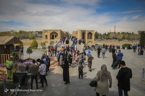 مسافرین نوروزی در پل خواجوی اصفهان