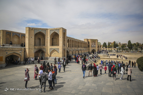 مسافرین نوروزی در پل خواجوی اصفهان