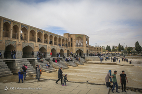 مسافرین نوروزی در پل خواجوی اصفهان