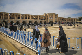 مسافرین نوروزی در پل خواجوی اصفهان