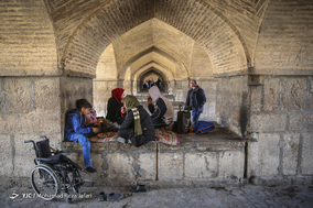 مسافرین نوروزی در پل خواجوی اصفهان