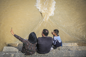 مسافرین نوروزی در پل خواجوی اصفهان